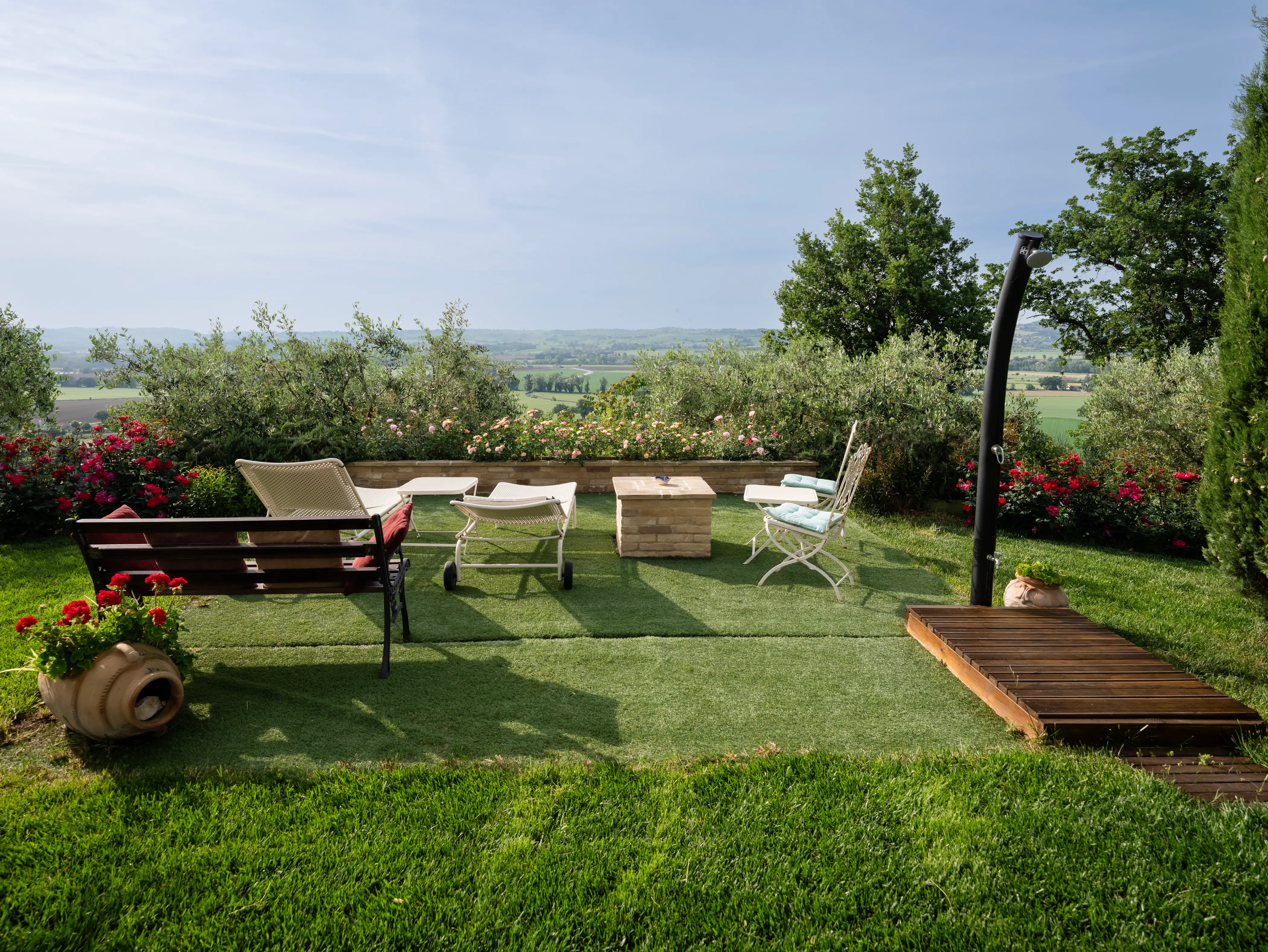 Giardino con piscina